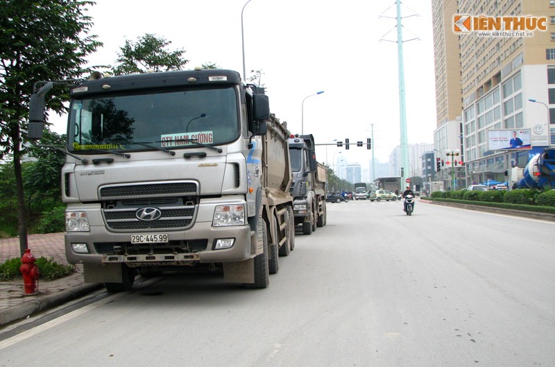 CSGT Ha Noi manh tay voi xe tai di vao pho cam